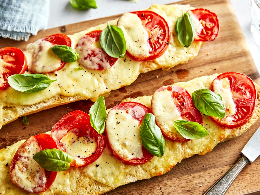 Hamburger Menü mit Pommes und Salat