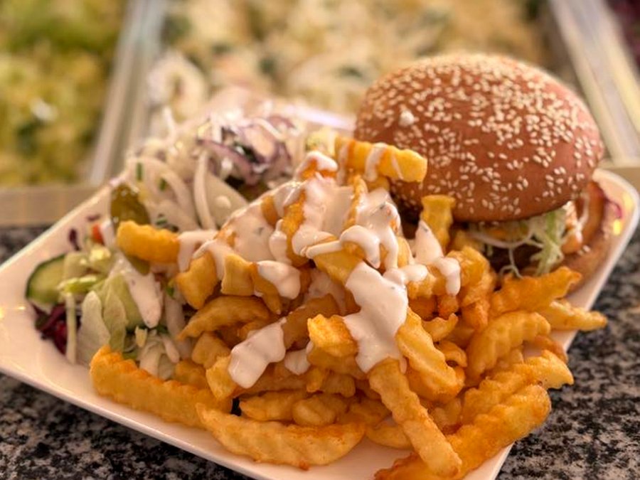 Hamburger Menü mit Pommes und Salat