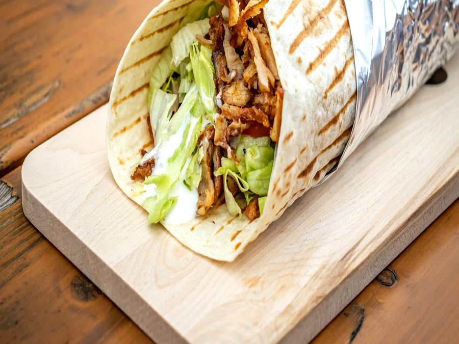 Hamburger Menü mit Pommes und Salat