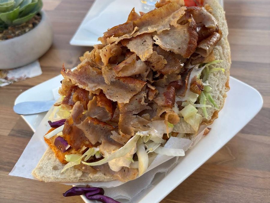 Hamburger Menü mit Pommes und Salat