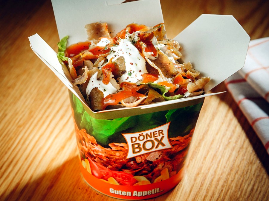 Kebap Box mit Dönerfleisch, Pommes und Soße