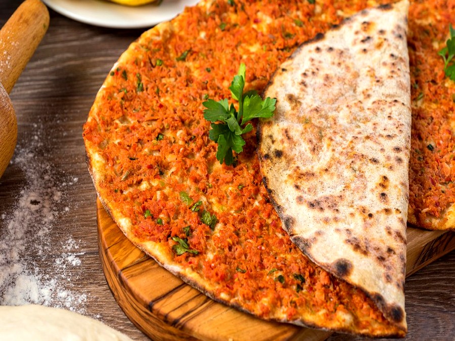 Lahmacun auf Holzbrett