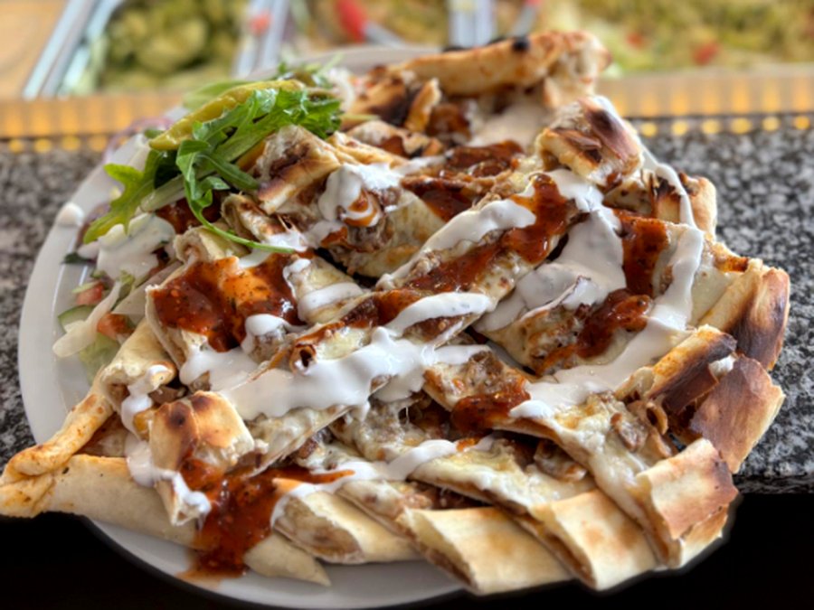 Hamburger Menü mit Pommes und Salat