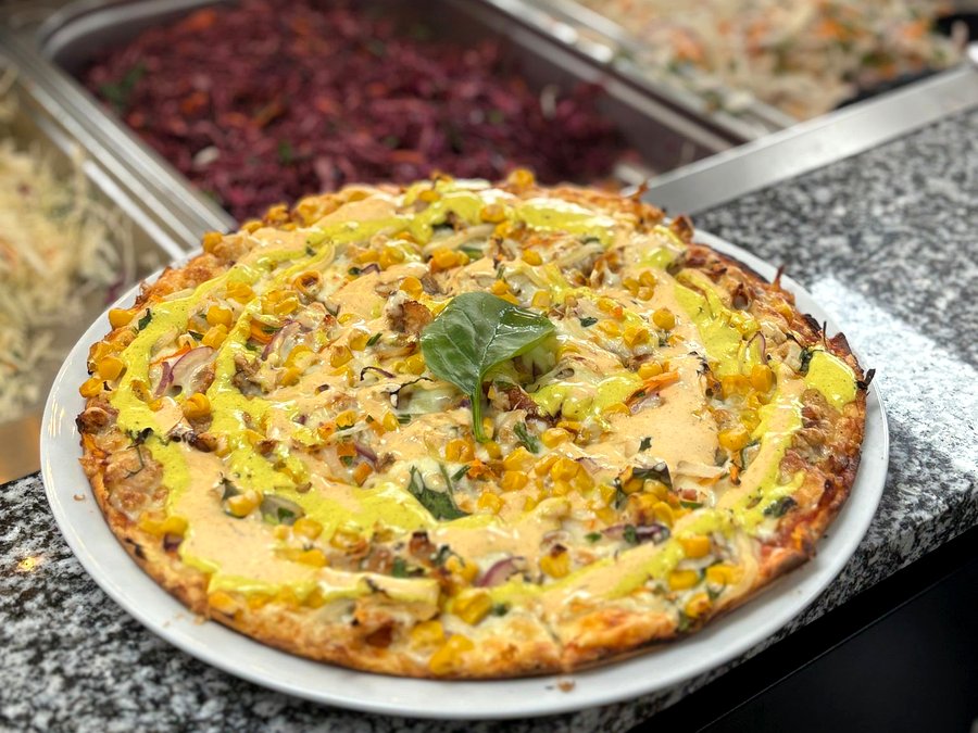 Hamburger Menü mit Pommes und Salat