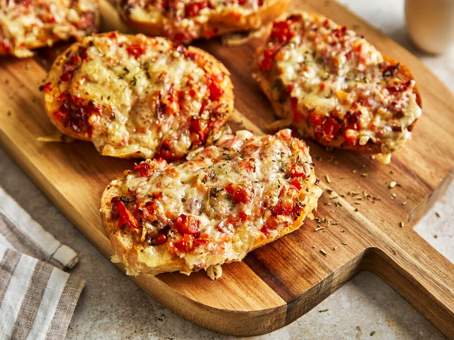 Hamburger Menü mit Pommes und Salat