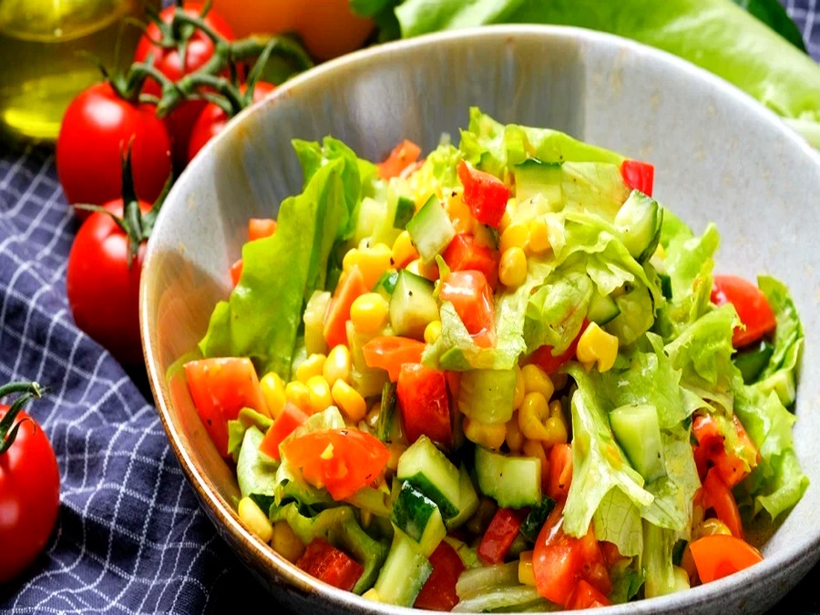 Frischer Salat mit Gemüse