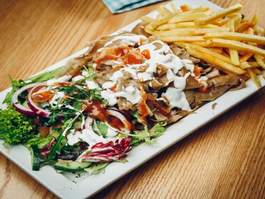 Hamburger Menü mit Pommes und Salat