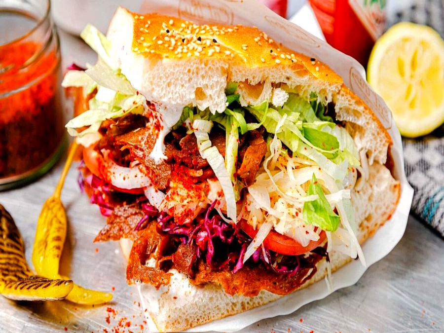 Hamburger Menü mit Pommes und Salat